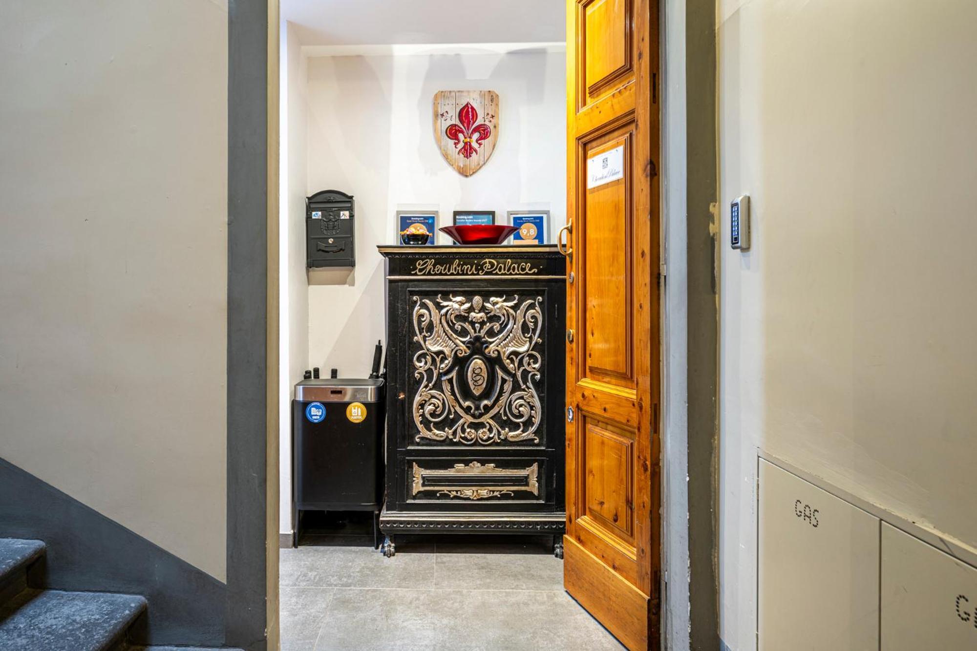 Cherubini Palace Thematic Apartment Флоренция Экстерьер фото